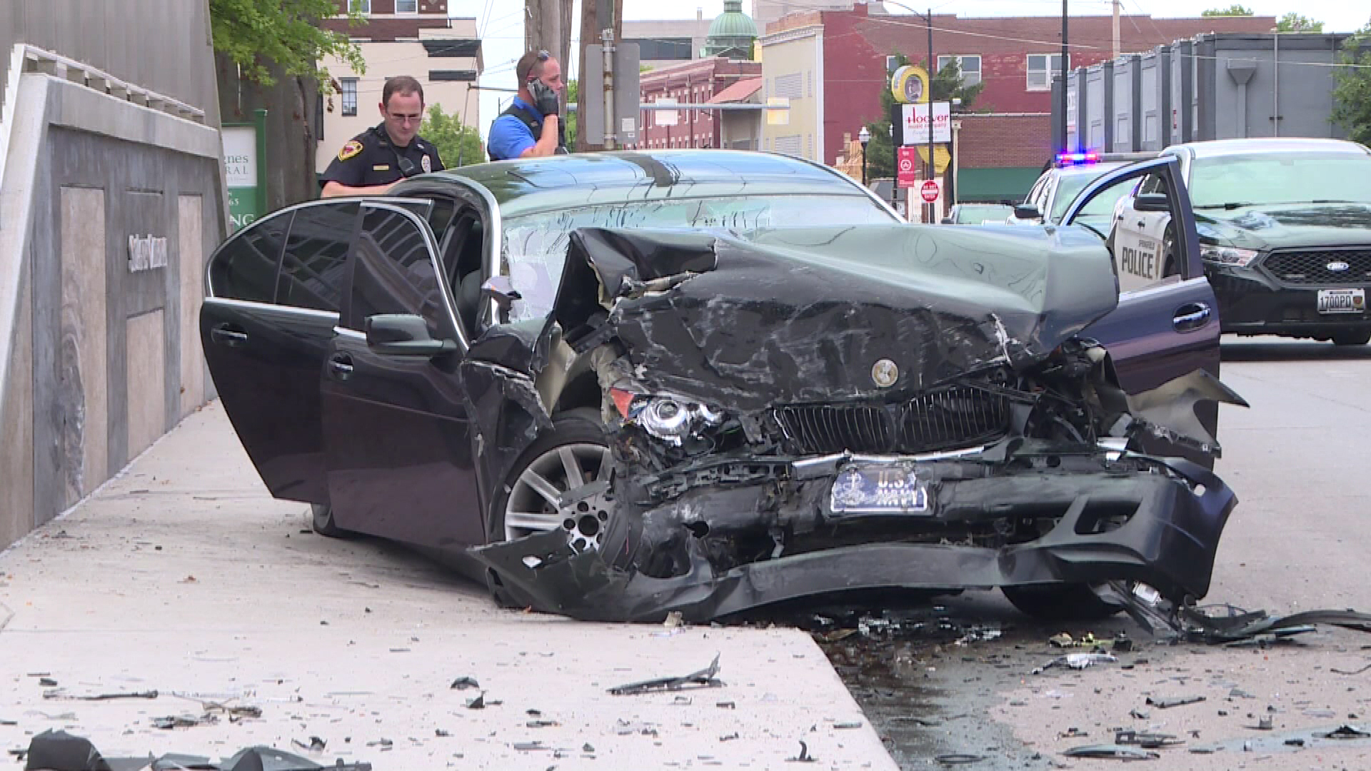 3 injured after police pursuit ends in crash in downtown Springfield