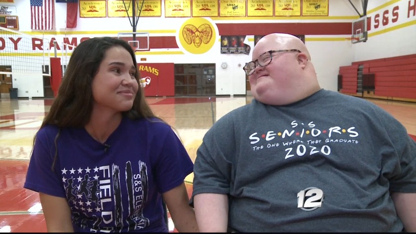 Homecoming queen gives crown to classmate with down syndrome