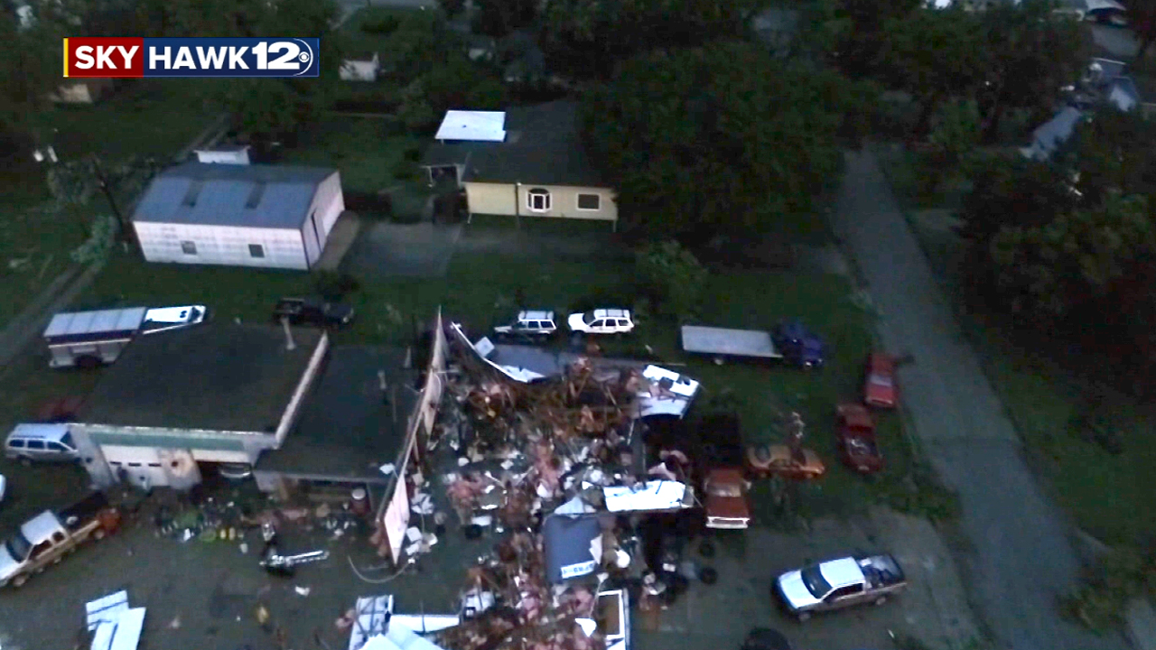 Eight injured in Kansas tornado Eureka takes 'direct hit'(02)